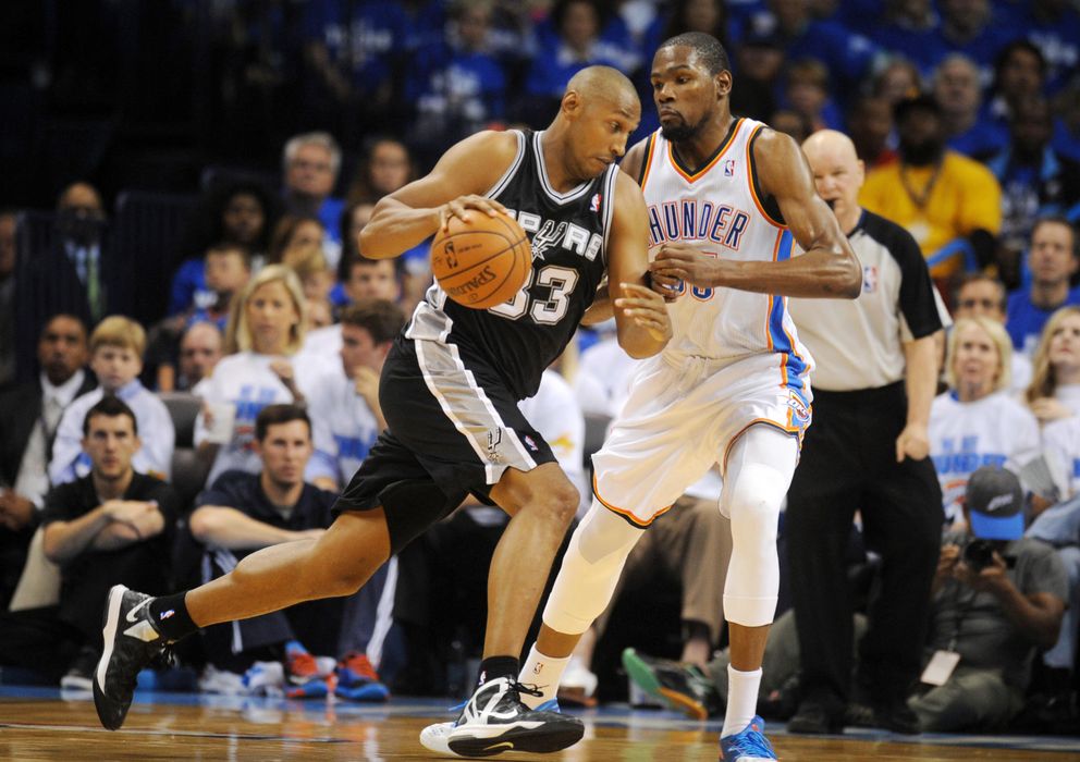 Foto: Diaw trata de superar a Durant durante las Finales del Oeste entre los Spurs y los Thunder.  