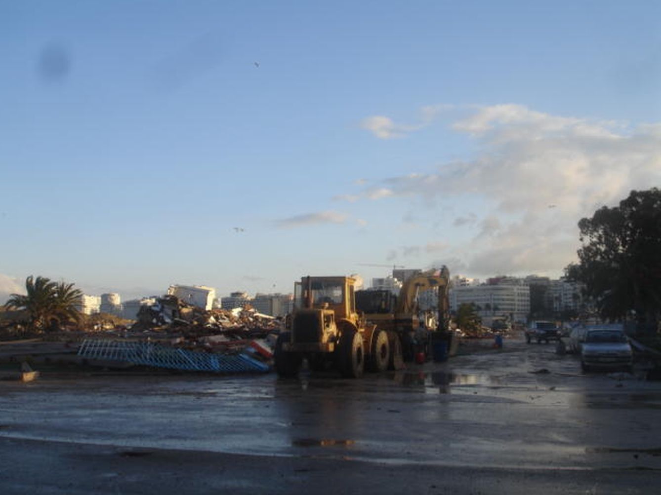 Los trabajos de demolición en la zona franca del puerto de Tánger (Foto: S. Moreno).
