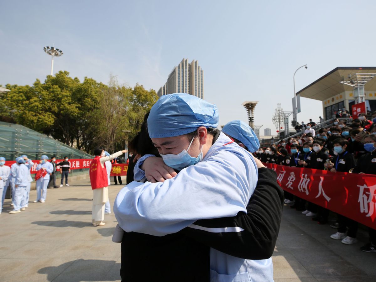 Foto: Despedida de los médicos que llegaron de toda China para ayudar a la emergencia sanitaria de Wuhan (Reuters)