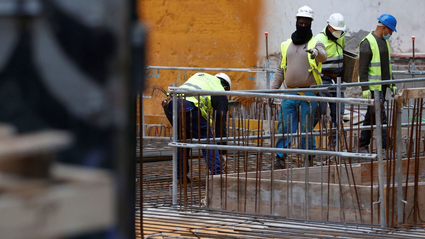Una cuadrilla de obreros trabaja en un edificio del centro de Madrid. (EFE)