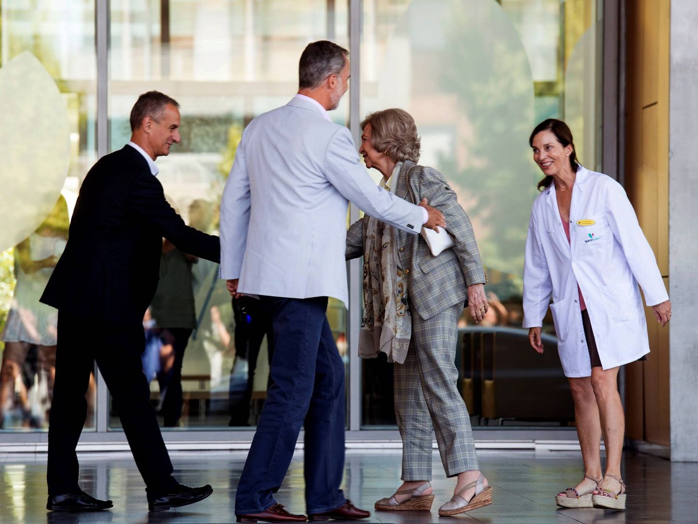 El rey y doña Sofía acuden al hospital donde es intervenido don Juan Carlos. (EFE)
