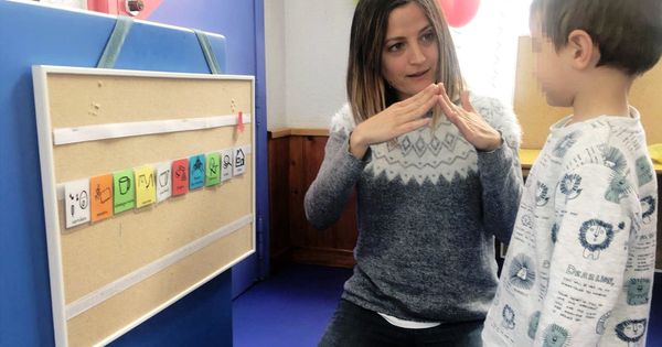 Foto:  Una terapeuta de Alanda trabaja con pictogramas para ayudar a niños con autismo.