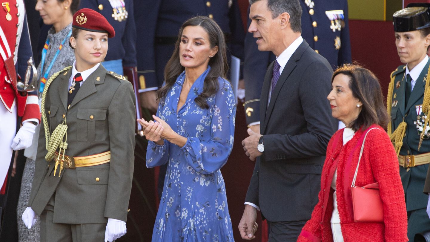 La princesa Leonor, la reina Letizia, el presidente del Gobierno, Pedro Sánchez, y la ministra de Defensa, Margarita Robles, a su llegada al desfile del Día de la Fiesta Nacional en Madrid. (EFE/Daniel González) 