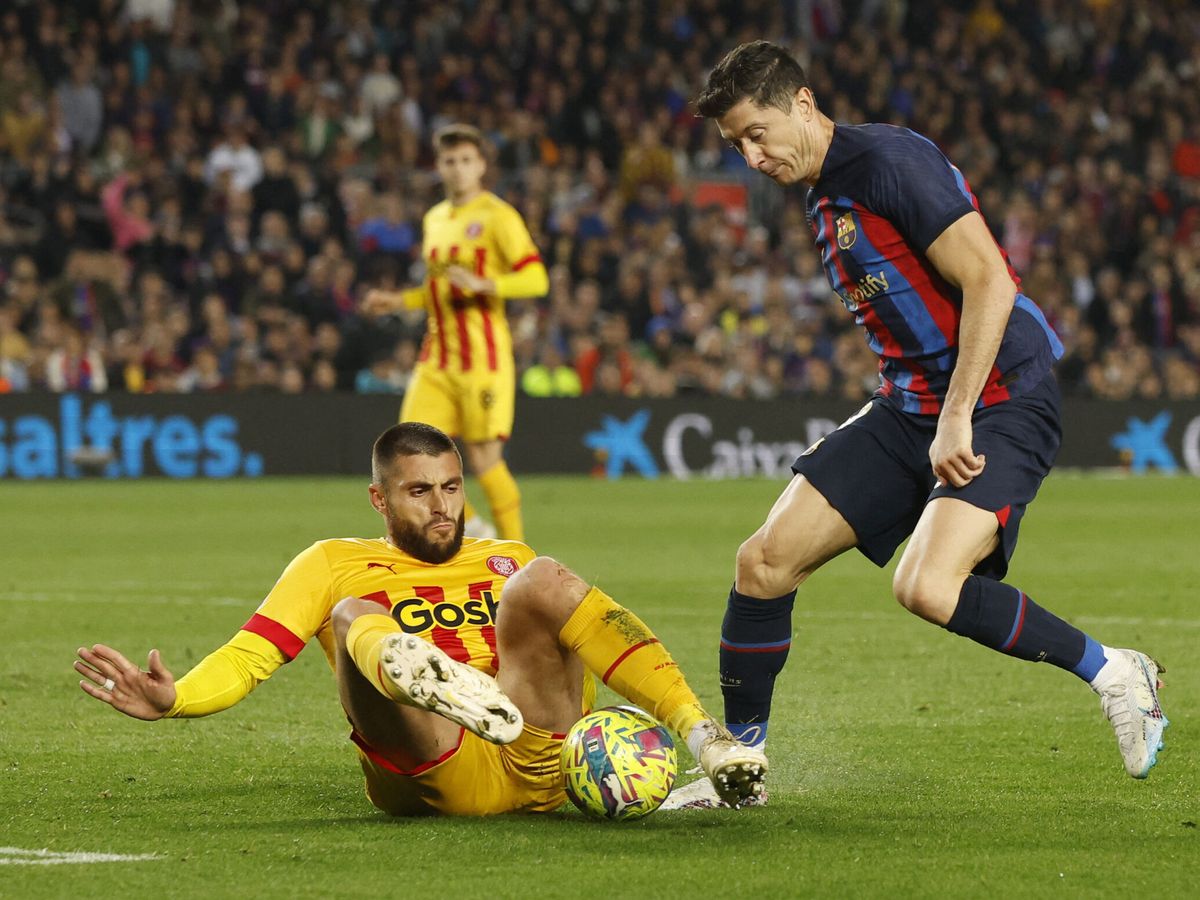 Foto: David López le quita el balón a Lewandowski. (Reuters/Albert Gea)