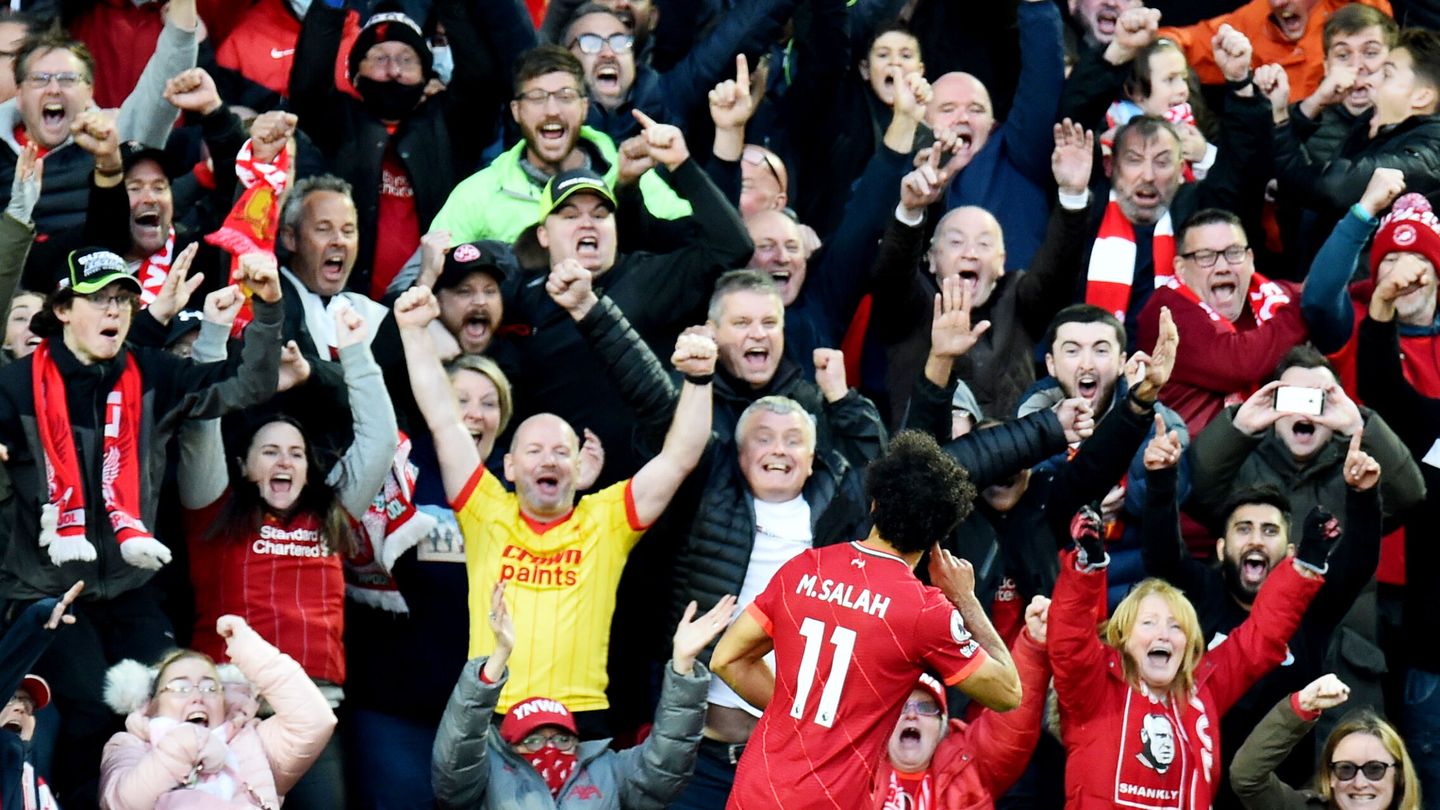 Los aficionados del Liverpool celebran en Anfield el gol de Salah. (Reuters)