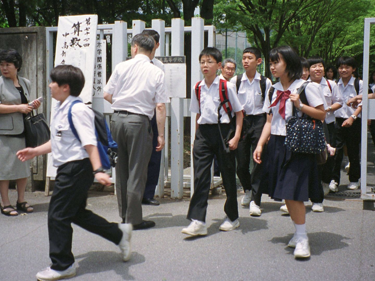 Los niños abandonan el colegio de Osaka tras el atentado de 2001. (Reuters/ES/CP)