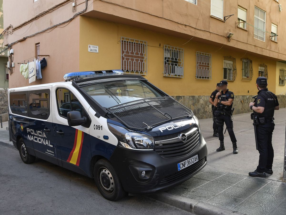 Foto: Miembros de la Policía Nacional realizan un cordón policial frente a la vivienda de una joven asesinada en el barrio de Pescadería. (EFE/Carlos Barba)