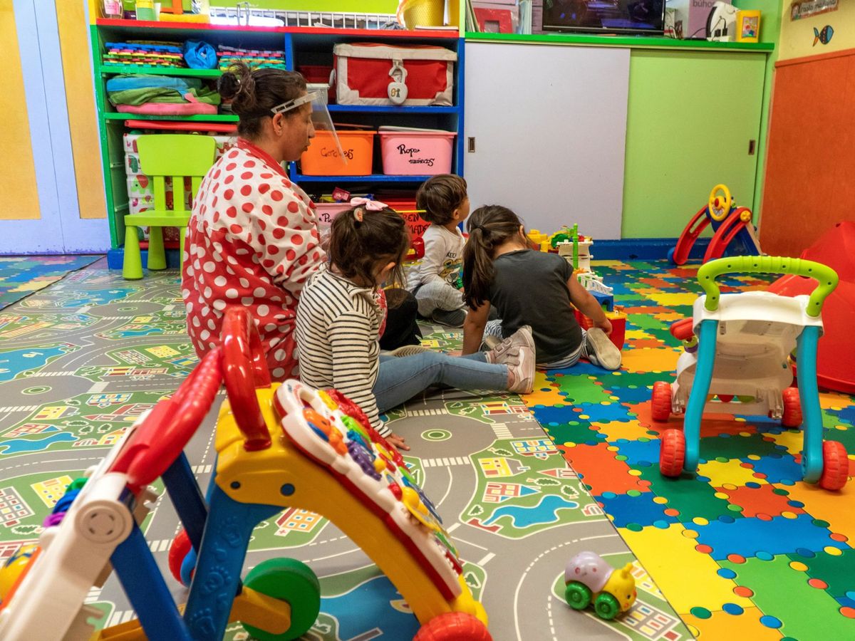 Foto: Varios niños juegan en una guardería. (EFE)