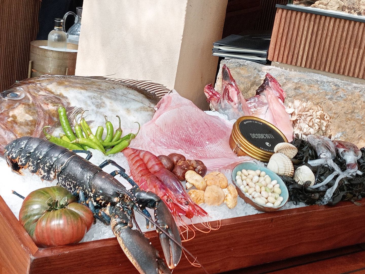 Pescaderías Coruñesas es uno de los principales distribuidores de productos gallegos en Madrid. En la foto, mesa de pescados y mariscos en Desde 1911. (Rafael Ansón)
