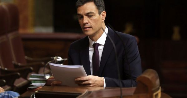 Foto: El presidente del Gobierno, Pedro Sánchez, sube al estrado de hemicíclo. (EFE)
