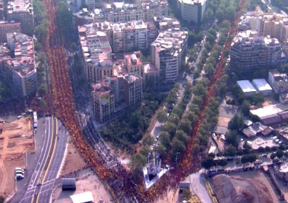 Foto: Vista aérea de la Plaza de les Glòries, en la que se han concentrado miles de personas, que han formado una V a favor de la consulta soberanista. (EFE)