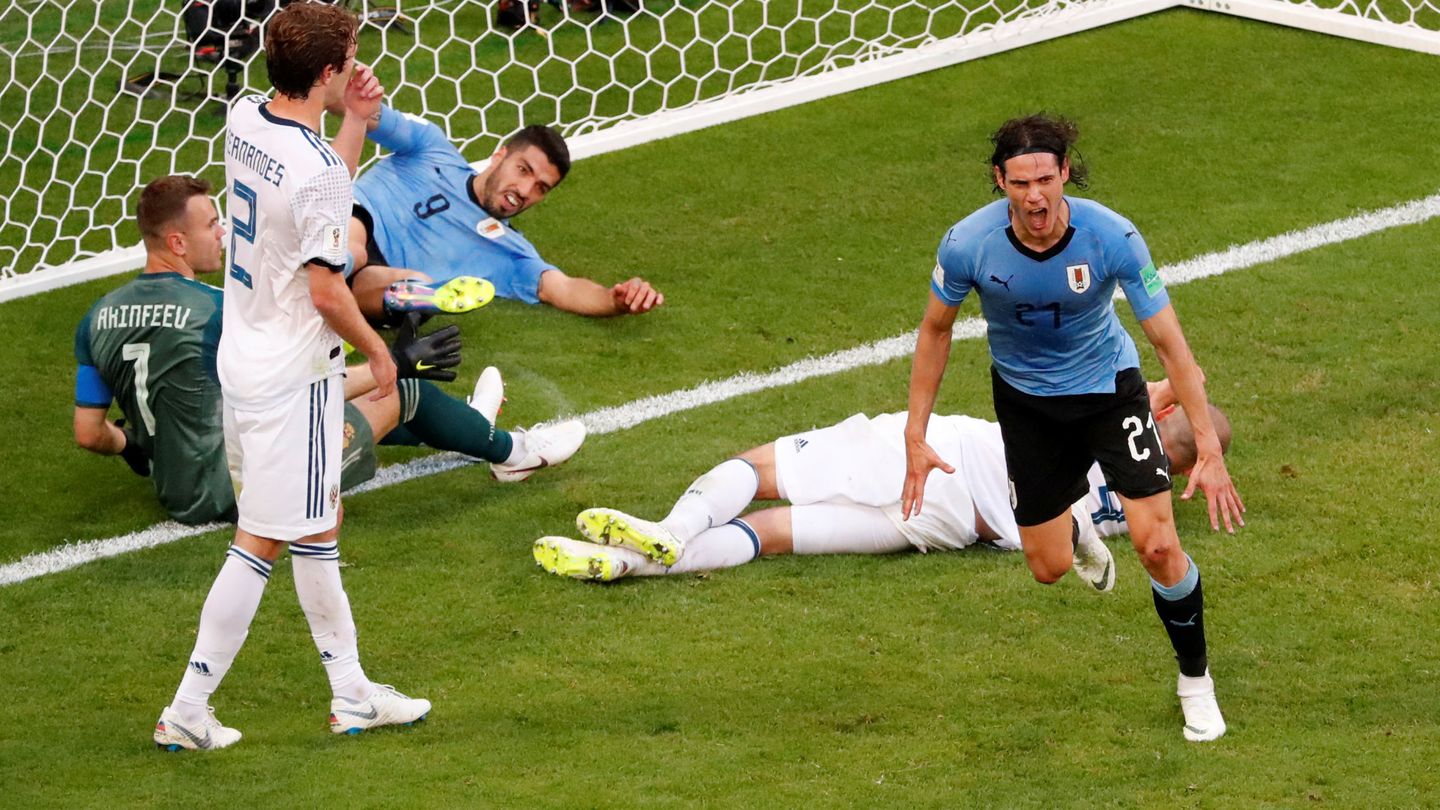 Cavani metió su primer gol en el Mundial. (Reuters)