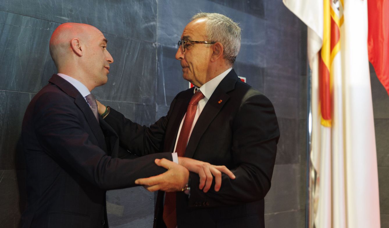 Alejandro Blanco saluda efusivamente a Luis Rubiales en el COE. (EFE/Sergio Pérez) 
