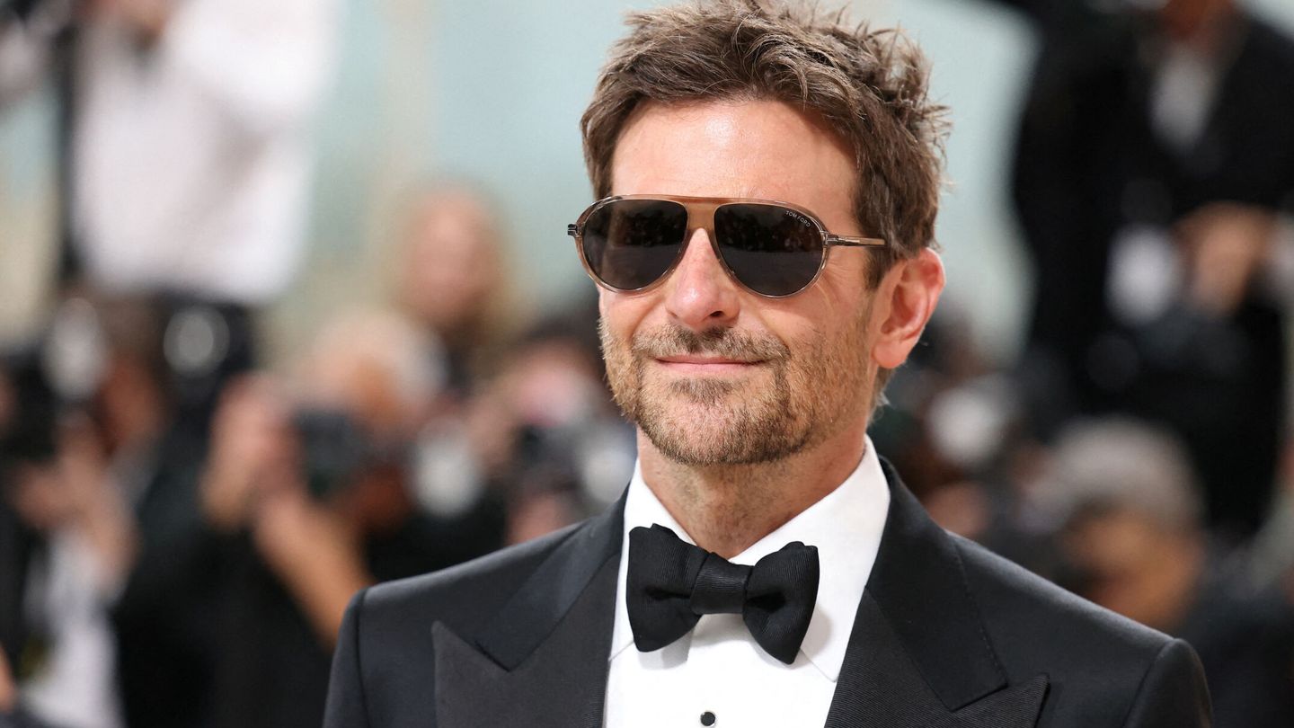 Bradley Cooper posa con gafas de sol en la última entrega de la Met Gala. (Reuters/Andrew Kelly)