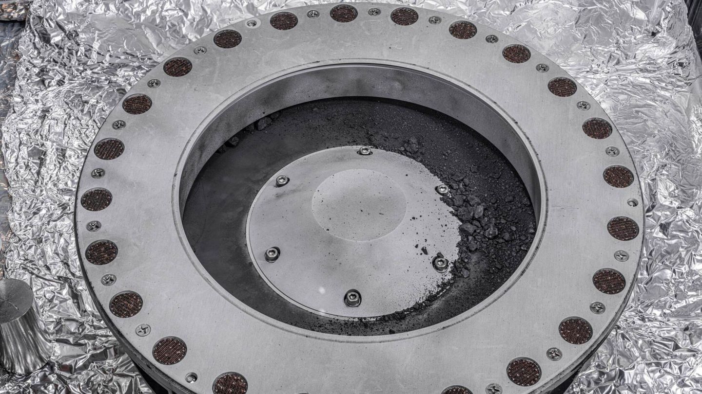 El interior de la cápsula con los restos del asteroide Bennu. (NASA/Reuters)