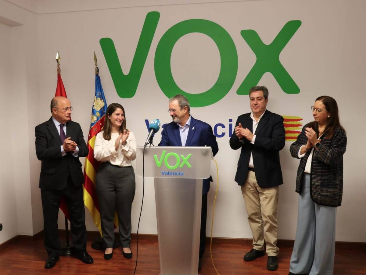 Foto: Carlos Flores, en la presentación de su candidatura, con otros dirigentes de Vox. 