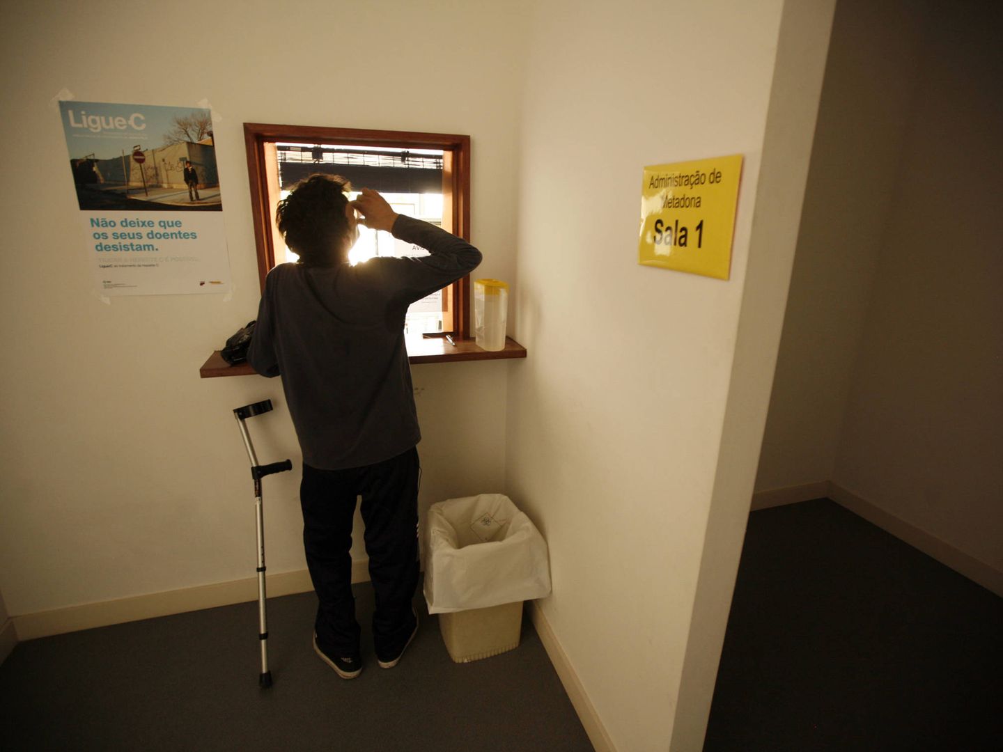 Un paciente toma su dosis de metadona en una clínica de rehabilitación de Lisboa. (Reuters/Rafael Marchante)