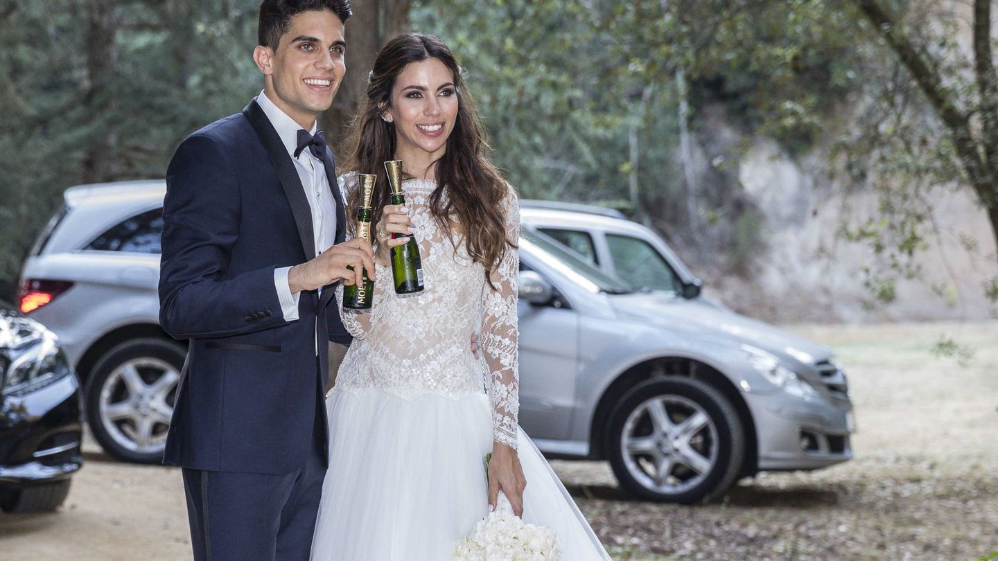 Marc Bartra y Melissa Jiménez durante su boda. (Gtres)