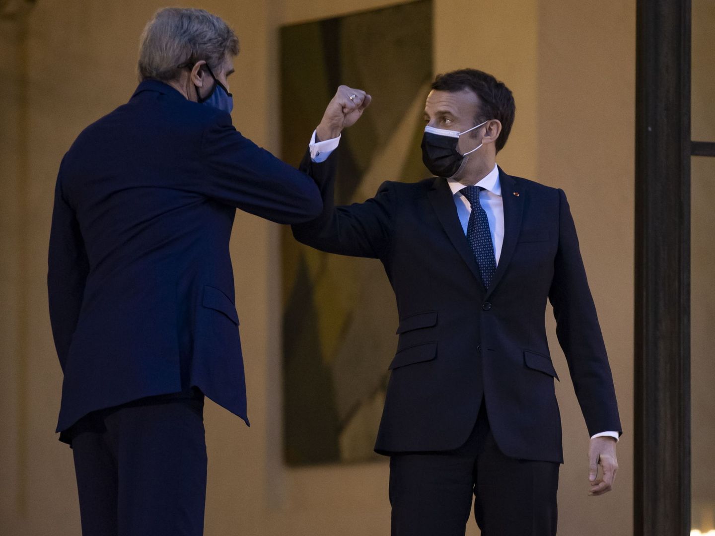 El enviado especial de EEUU para el clima, John Kerry, recibido de nuevo en el Elíseo por el presidente francés Emmanuel Macron. (EFE)