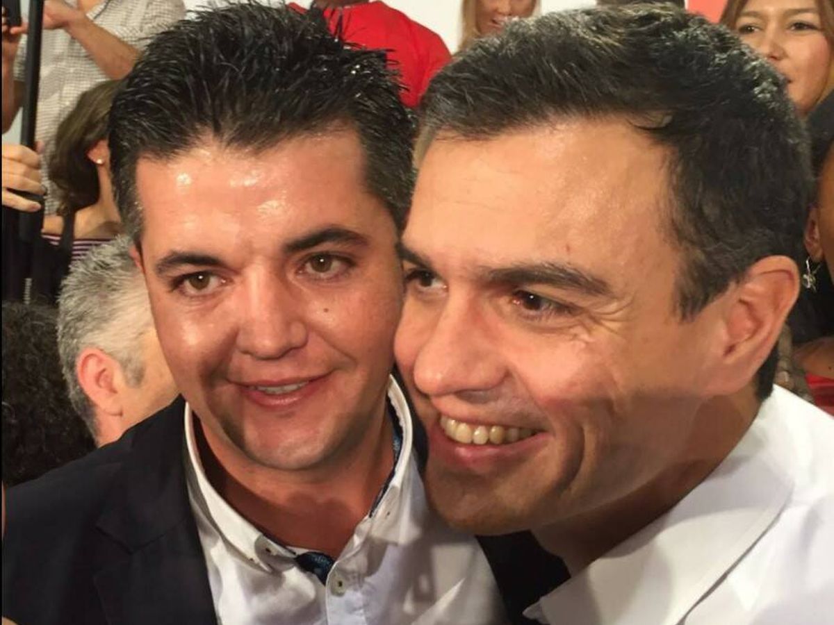Foto: El sobrino del Tito Berni, Taishet Fuentes, con Pedro Sánchez en un acto de partido.