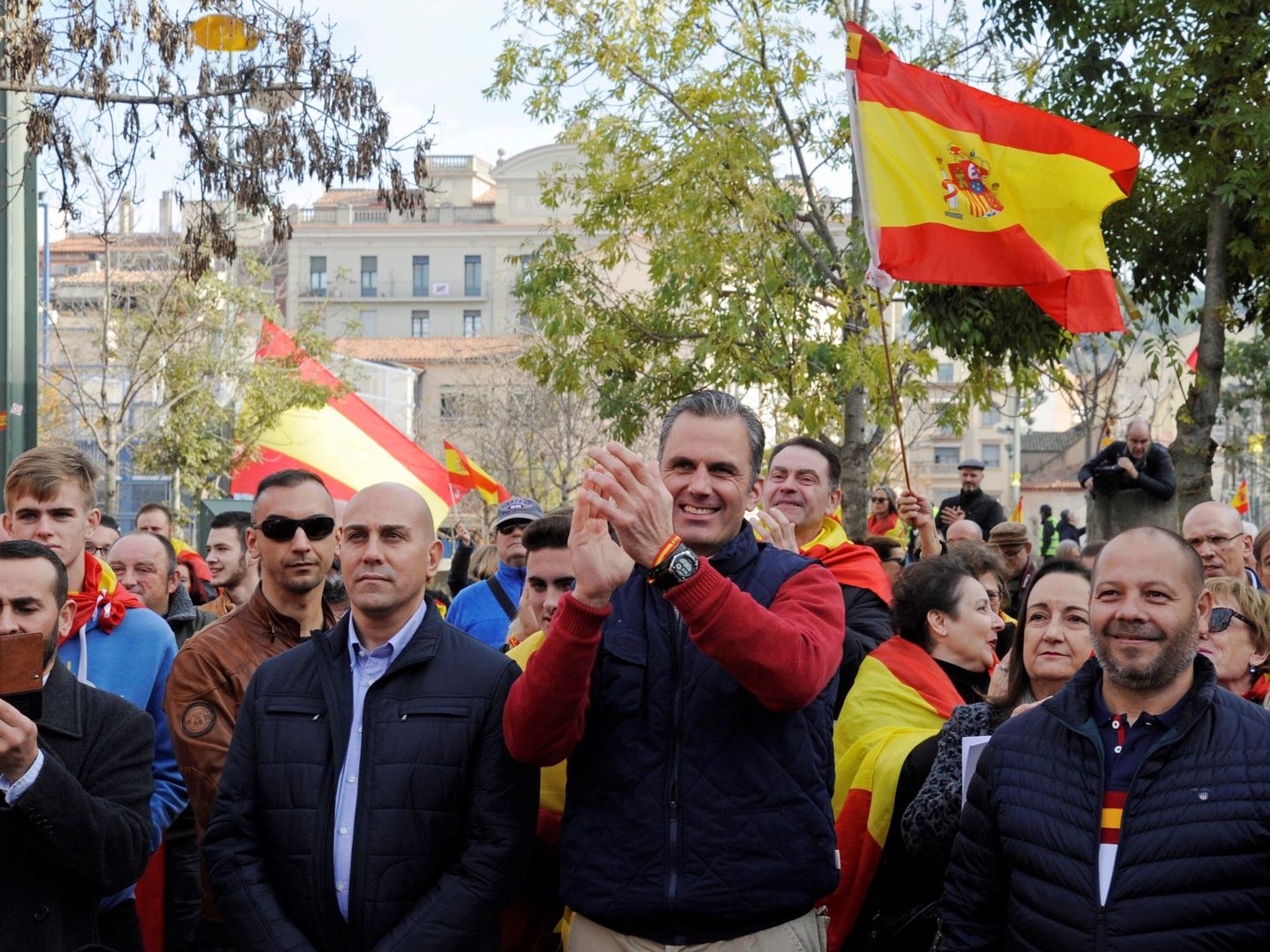 El secretario general de Vox, Javier Ortega Smith (en el centro de la imagen), participó en el acto conmemorativo del 40 aniversario de la Constitución convocado en Girona. (EFE)