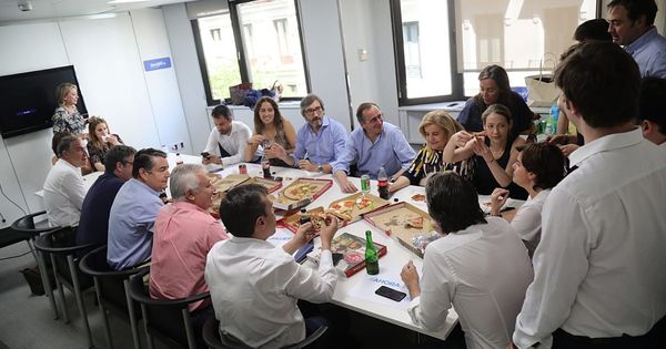 Foto: Fotografía facilitada por la candidatura de Soraya Sáez de Santamaría (d), que hoy ha celebrado una comida junto a varios de los cargos del partido que apoyan a la exvicepresidenta