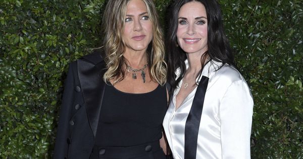 Foto: Jennifer Aniston y Courteney Cox en la fiesta de Chanel. 