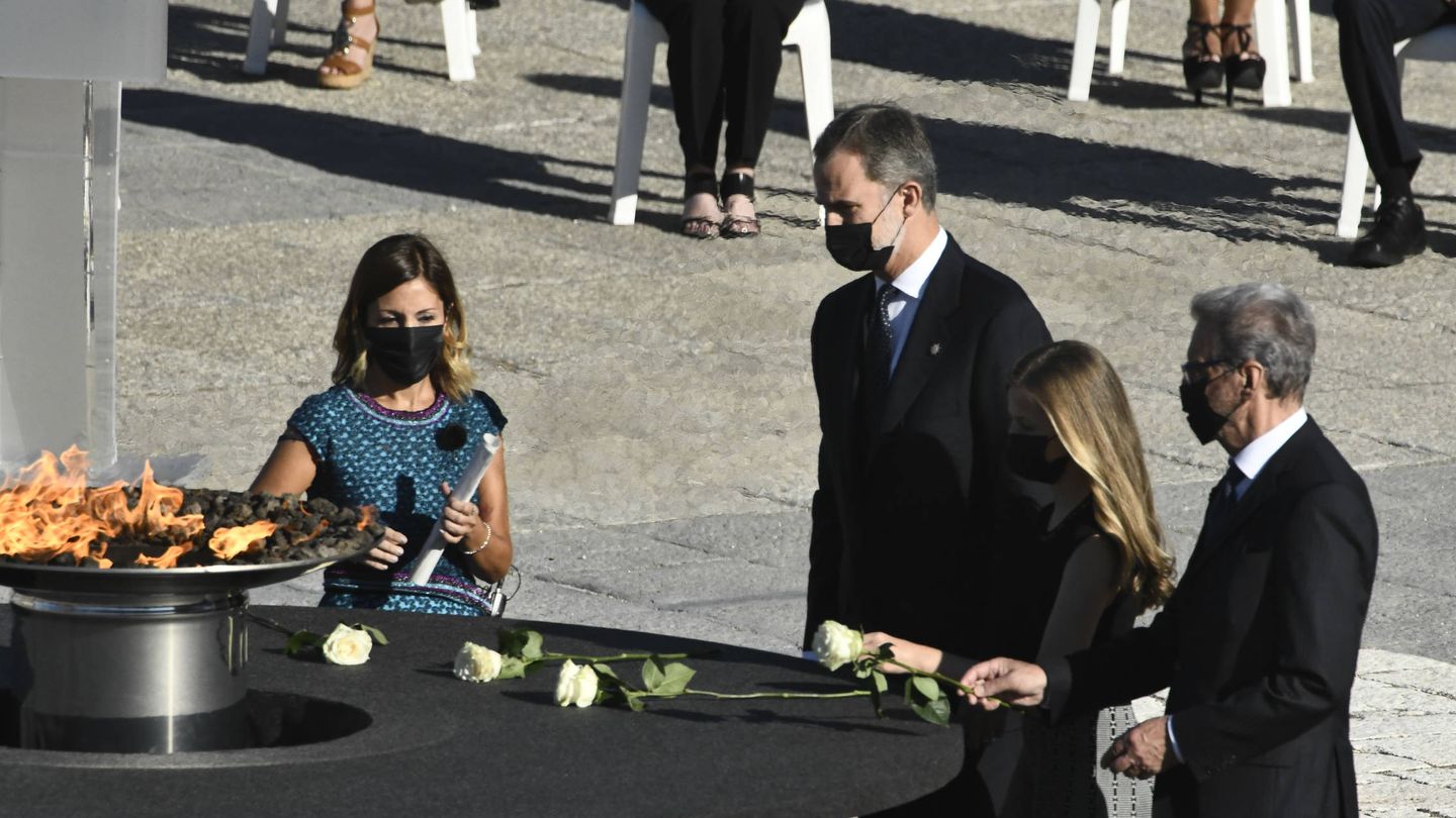 Los Reyes y sus hijas, en el homenaje a las víctimas. (Limited Pictures)