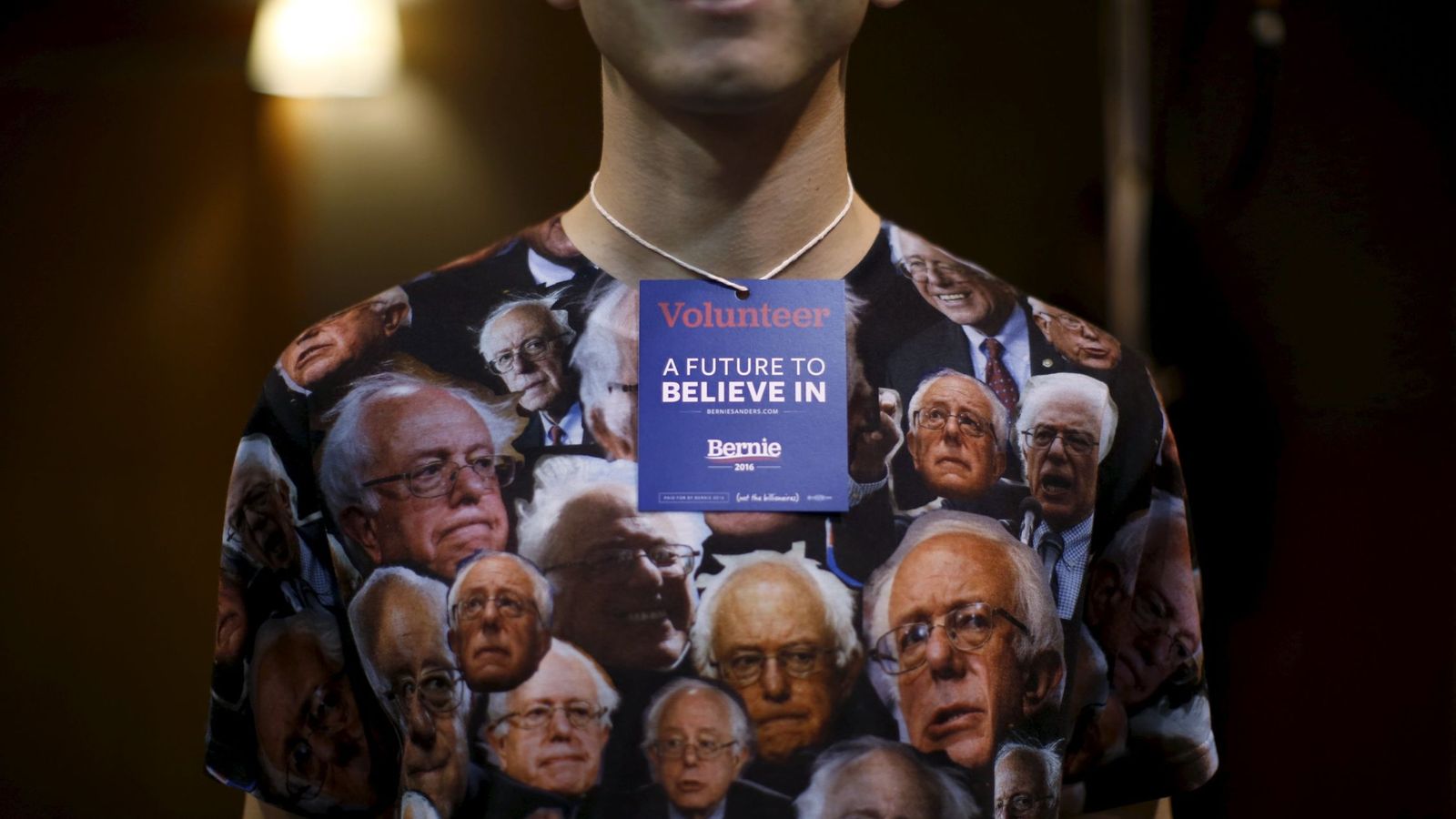 Foto: Un voluntario de la campaña del demócrata Bernie Sanders con una camiseta decorada con imágenes del senador, en Fort Dodge, Iowa (Reuters).  