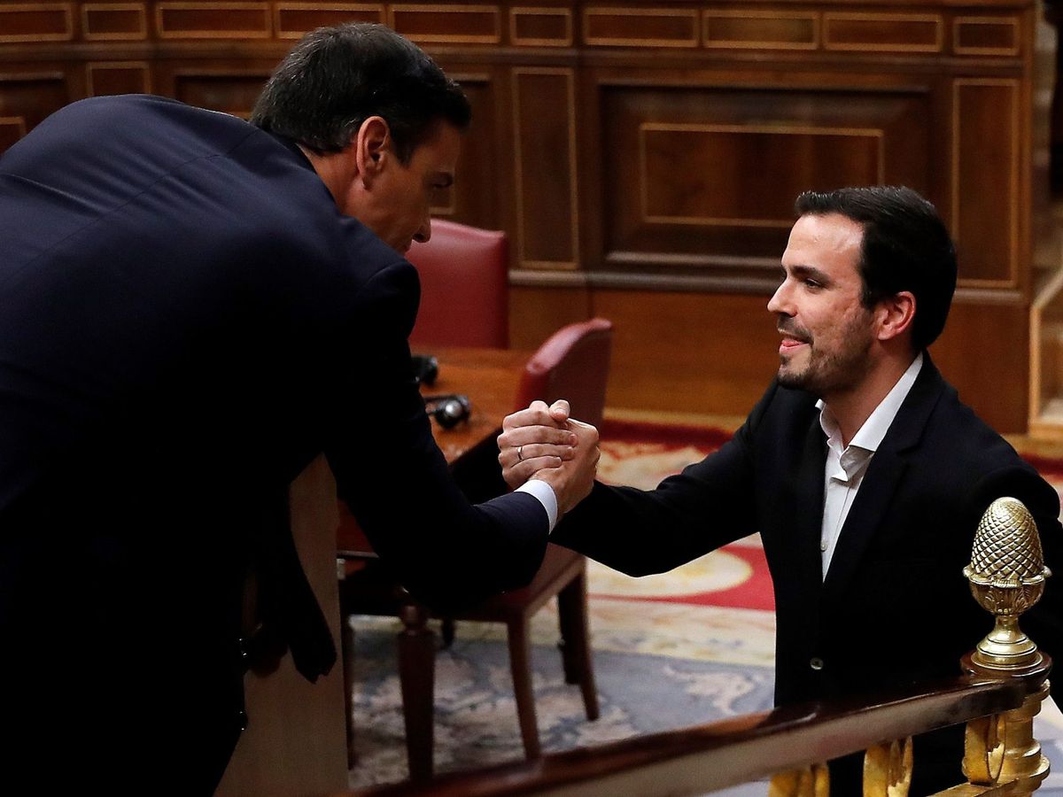 Foto: Garzón, saludando a Sánchez en el pleno del Congreso. (EFE/Juan Carlos Hidalgo)