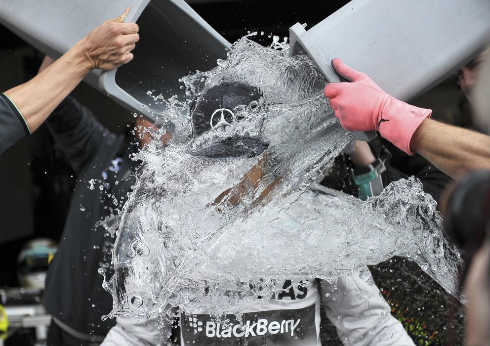 Foto: El piloto de Fórmula 1 Lewis Hamilton cumpliendo el reto del cubo de agua helada