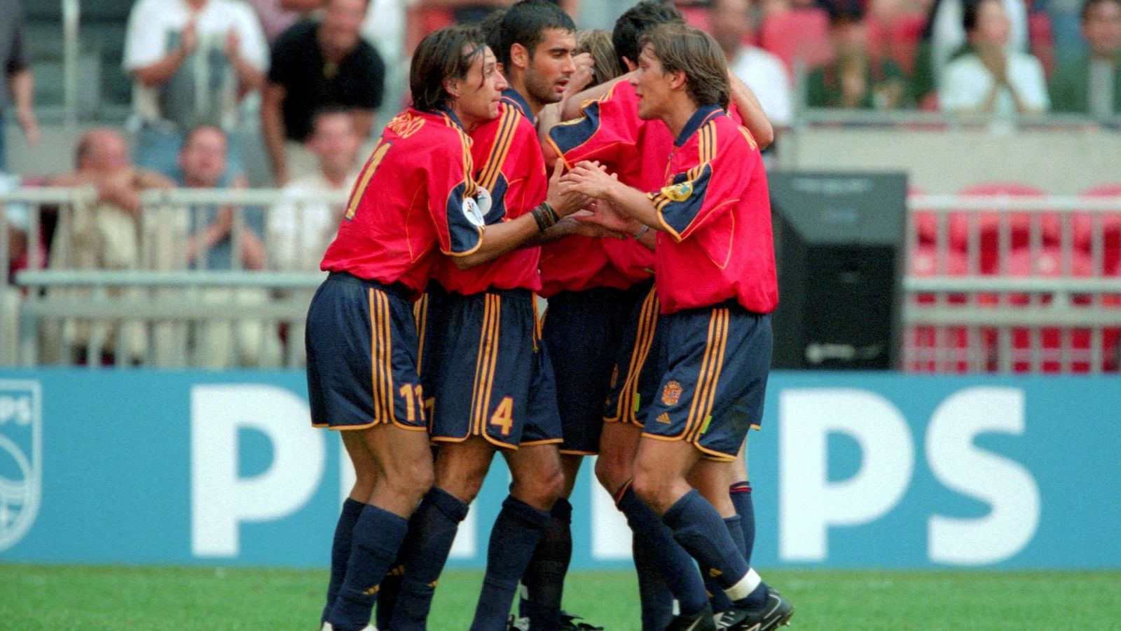 Foto: Alfonso Pérez abrazando a Guardiola tras un tanto de la selección española.
