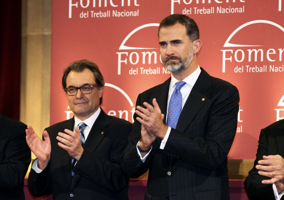 Foto: Mas y el Rey en la entrega de las Medallas de Honor y de los Premios Ferrer Salat. (EFE)