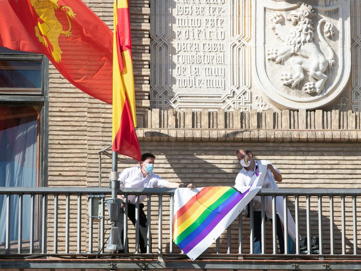 Foto: Trabajadores del Ayuntamiento de Zaragoza retiran la pancarta LGTBI. (EFE)