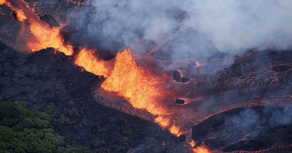Foto: La lava ha llegado ya al mar provocando gases tóxicos que pueden ser mortales. (Reuters)