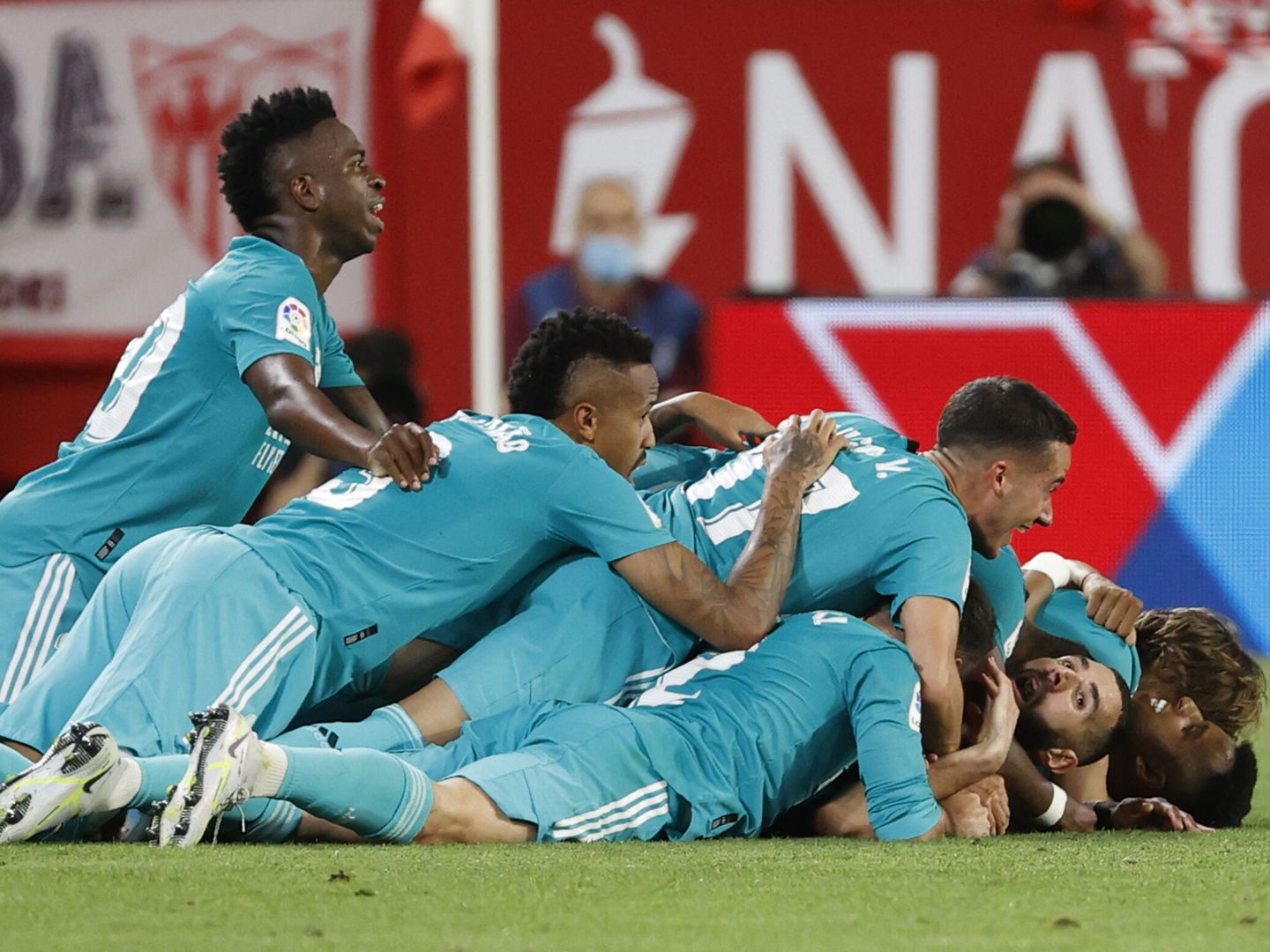 Vinícius y los jugadores del Real Madrid celebran el gol de Benzema en Sevilla.