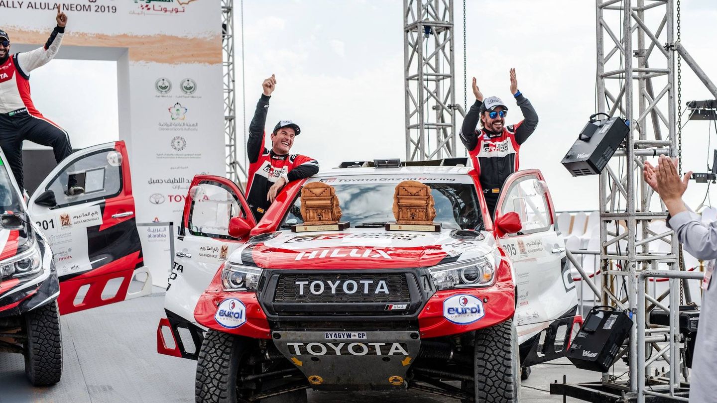 Fernando Alonso y Marc Coma celebran su primer podio juntos. (Toyota)