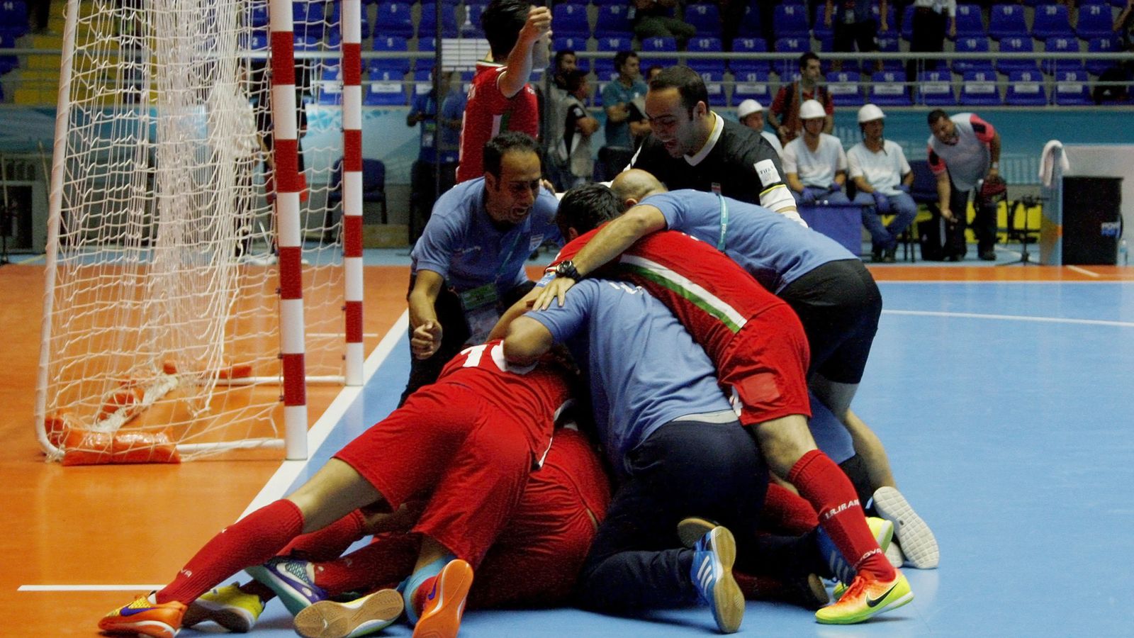 Foto: Los jugadores de Irán celebran el histórico triunfo firmado ante Brasil (EFE)