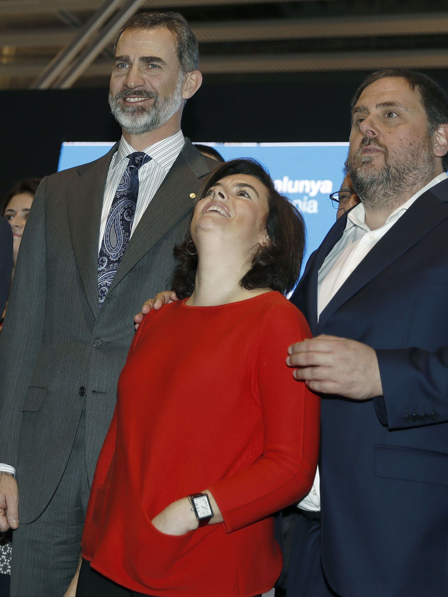 El rey Felipe, Soraya Sáenz de Santamaría y Oriol Junqueras. (EFE)