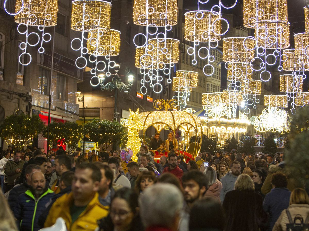 Foto: Una calle del centro de Vigo, en diciembre. (EFE/Salvador Sas)