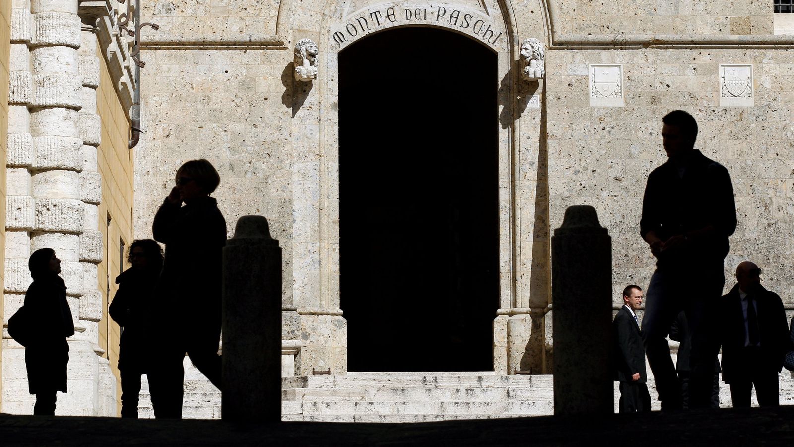Foto: Foto de la entrada de la sede principal del banco Monte dei Paschi di Siena. (Reuters)