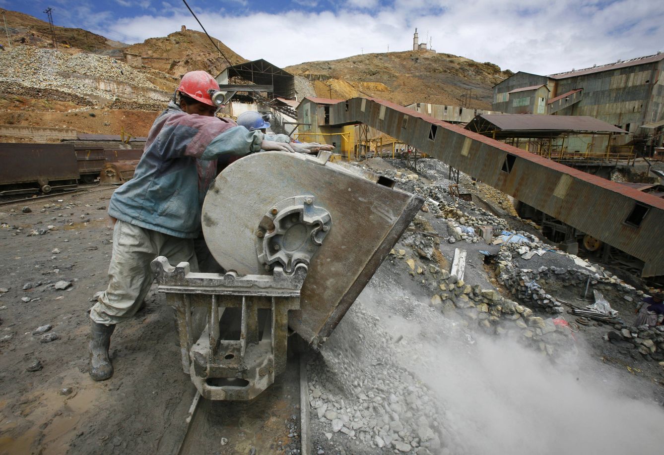 Un minero boliviano vacía una vagoneta en el exterior de la mina Pailaviri en Cerro Rico, en 2008. (Reuters)