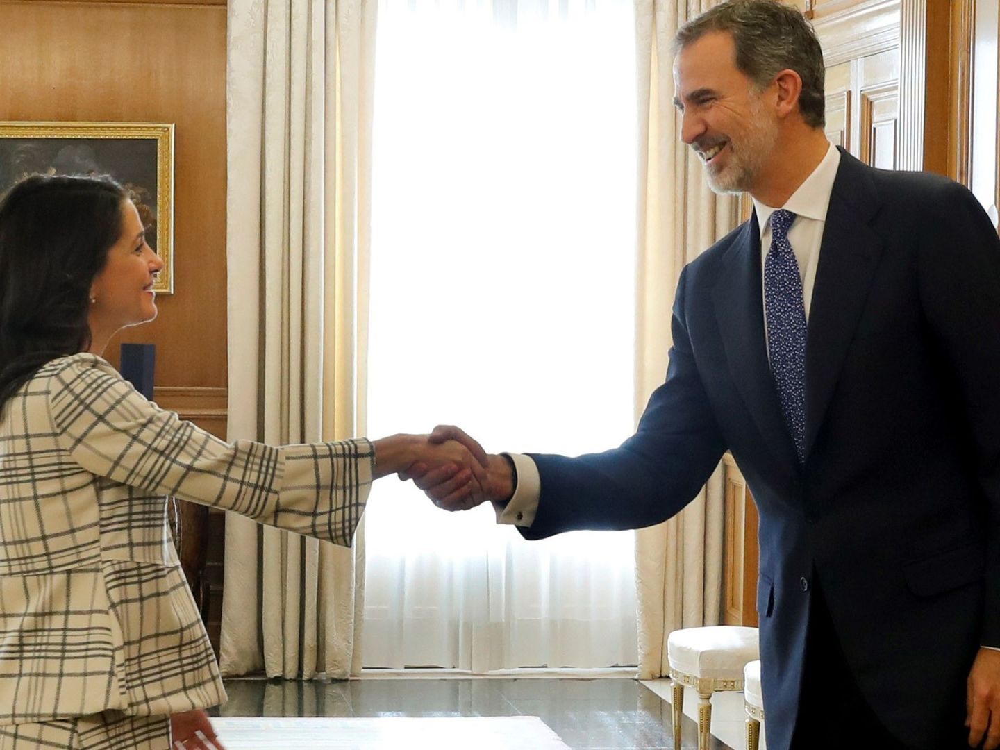 Felipe VI (d) saluda a Inés Arrimadas. (EFE)