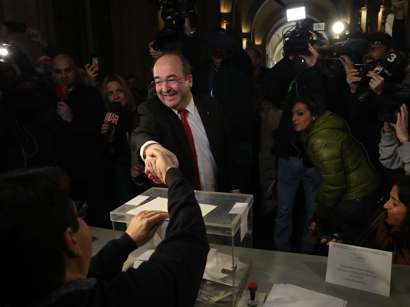 El líder del PSC, Miquel Iceta, en el momento de votar en su colegio electoral de Barcelona. (EFE/Javier Etxezarreta)