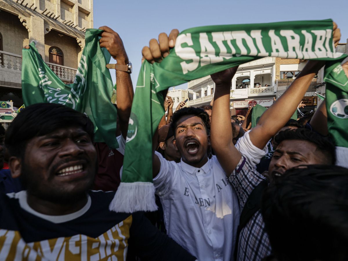 Foto: La afición saudí celebra el triunfo ante el combinado albiceleste. (EFE/Antonio Lacerda)