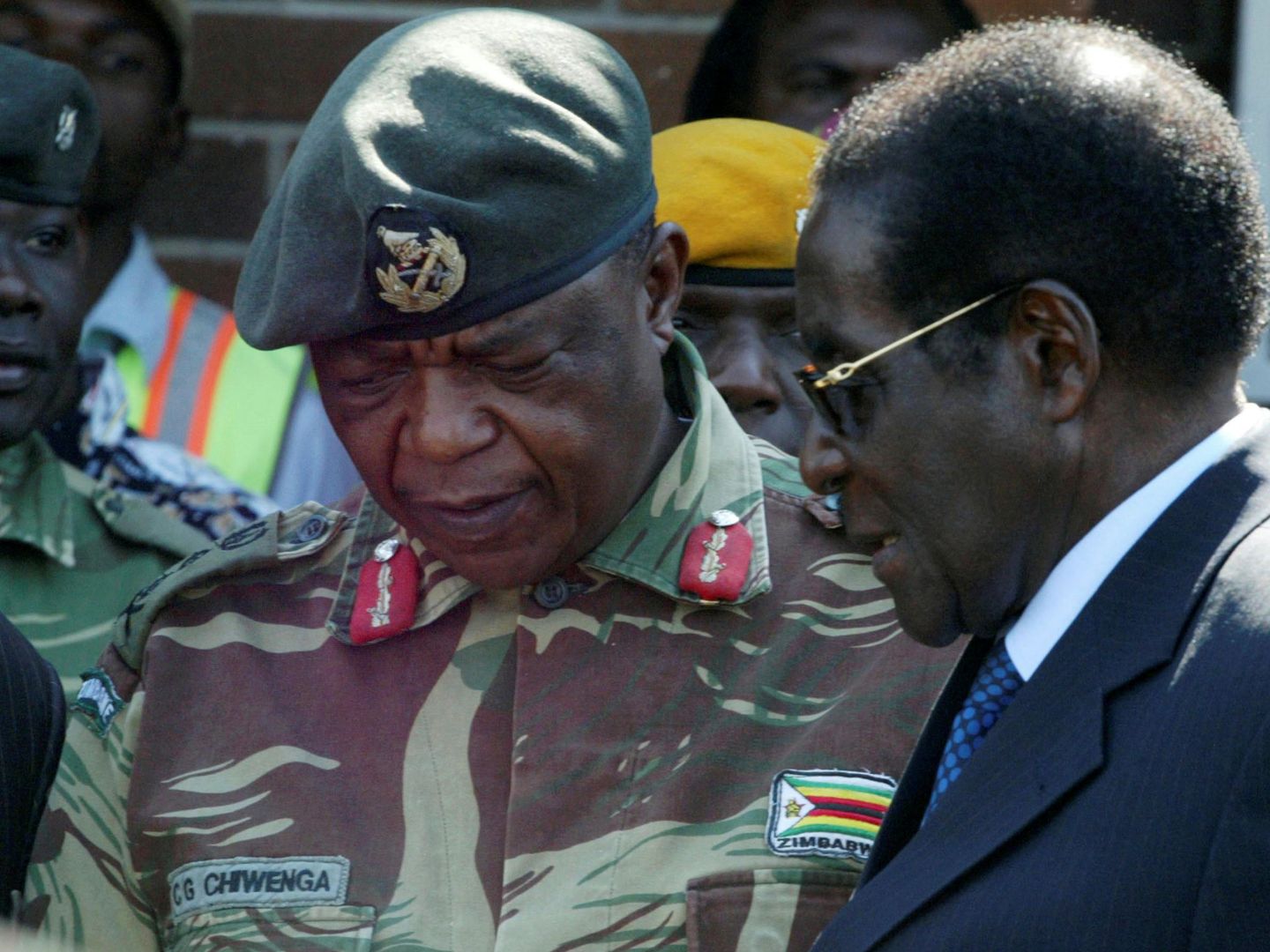 El presidente de Zimbabue Robert Mugabe habla con el general Constantino Chiwenga. (Reuters)