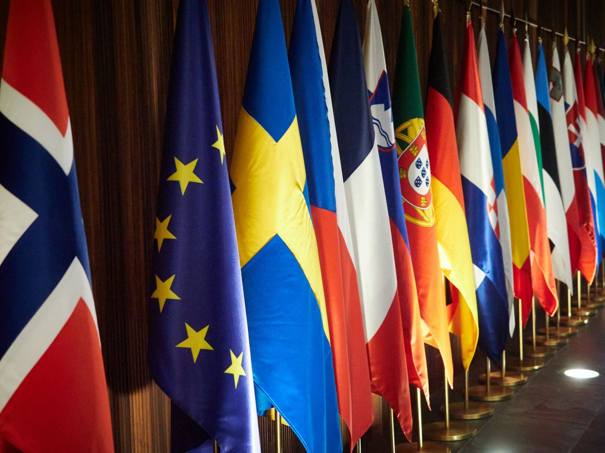 Foto: Bandera de la Unión Europea junto a varias banderas de los países pertenecientes, durante la reunión informal ministerial de Igualdad. (Europa Press / Eduardo Sanz)
