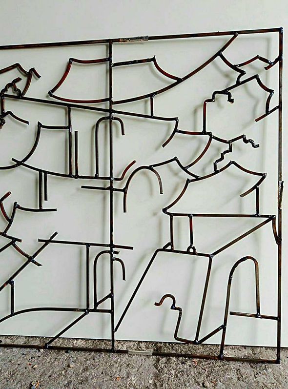 Ciudad sumergida de Shi Cheng. 17 metros lineales de mural de acero inoxidable con sombras suspendido del techo. Galería Álvaro Alcázar. ARCO 2022. (Estudio Garaizabal)
