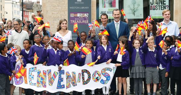 Foto: Un grupo de niños da la bienvenida a los reyes Felipe y Letizia, a su llegada a la Weston Library de Oxford. (EFE)
