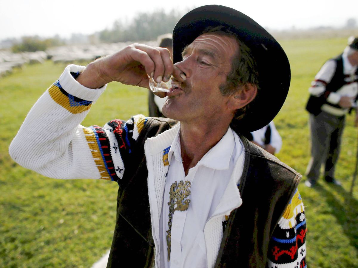 Foto: Un hombre bebiendo vodka en el sur de Polonia. (Reuters)